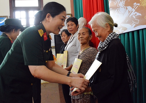 Ban Phụ nữ Quân đội tri ân, tặng quà các gia đình chính sách tại Bến Tre